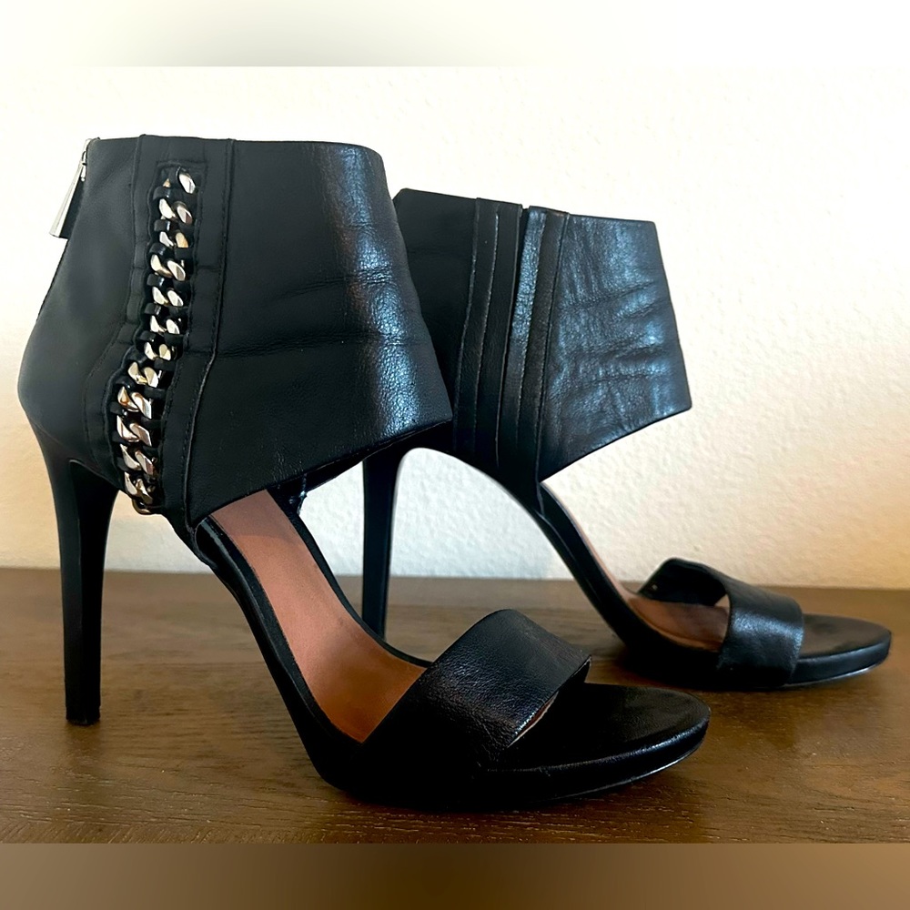 VINCE CAMUTO - Freya Black Open Toe Heal Sandals